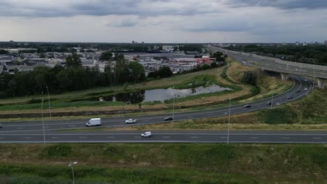 Vista-Aérea-Del-Cruce-En-La-Autopista-A2-Cerca-De-Veldhoven-En-Los-Países-Bajos