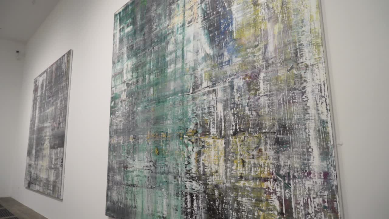 абстрактные картины на выставке в художественной галерее