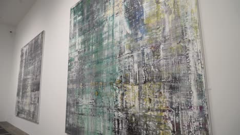 pinturas abstractas en exhibición en una galería de arte