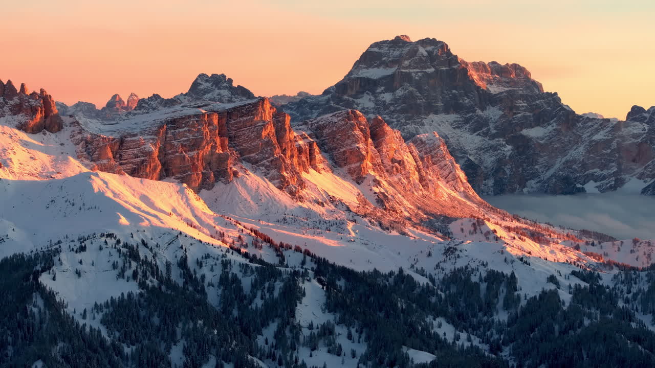 Vue aérienne par drone de la neige sur les montagnes des Dolomites, en Italie, au coucher du soleil