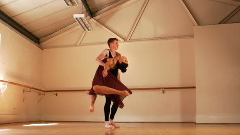una joven pareja practicando un baile de ballet
