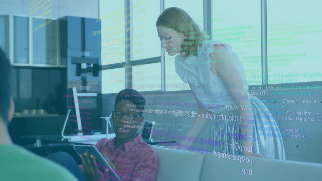 animación del procesamiento de datos sobre diversos colegas que discuten el trabajo en la oficina