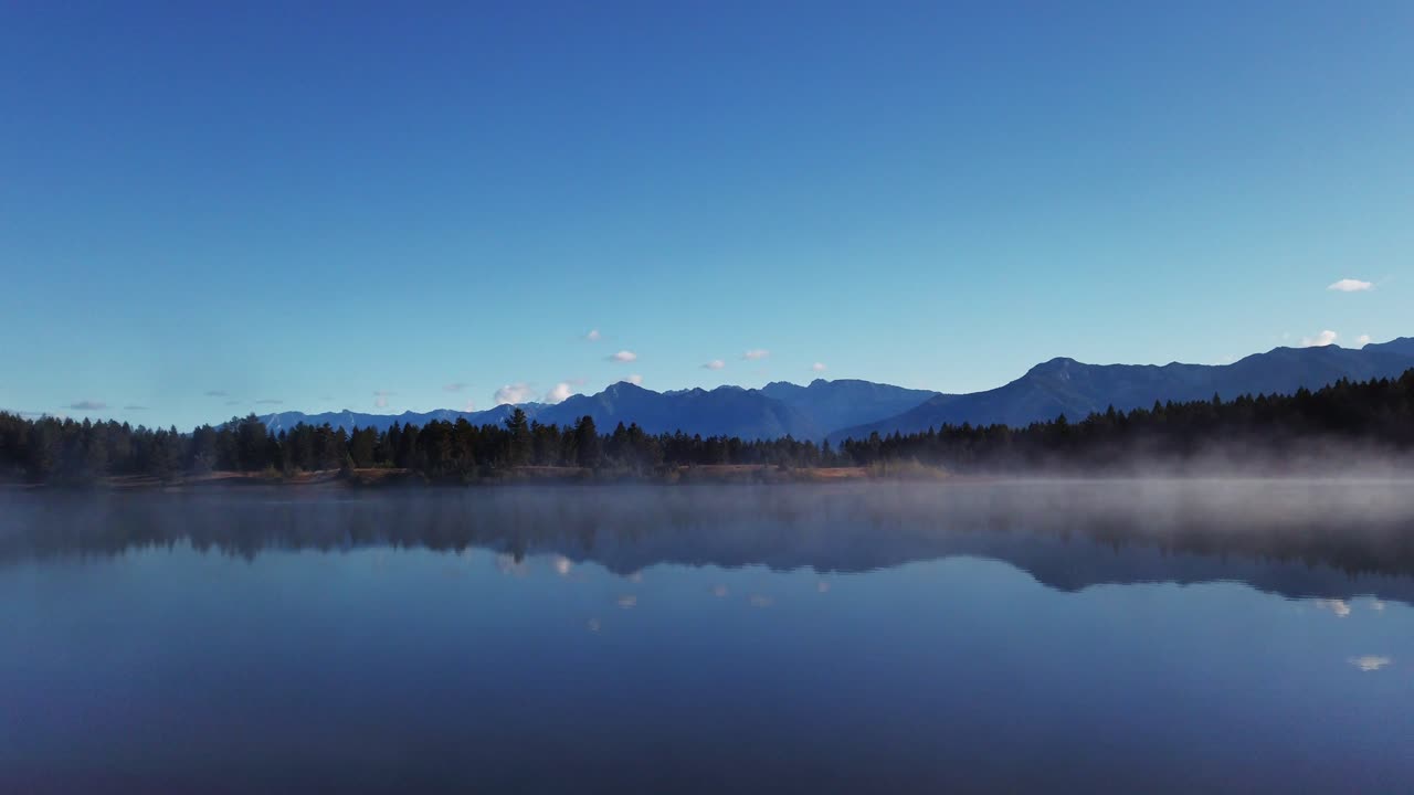 산과 숲이 있는 호수 안개 pan enid 브리티시 컬럼비아 캐나다