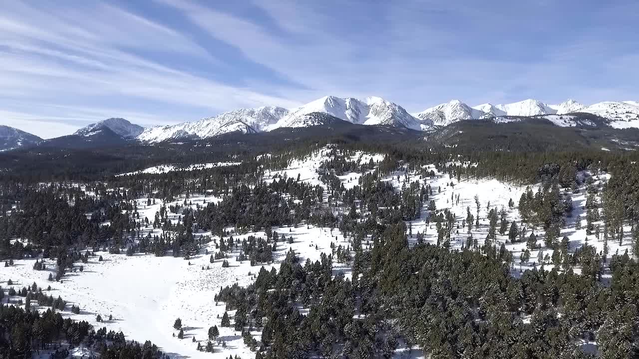 눈 덮인 산은 아침 해를 얻습니다.