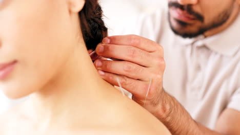 aguja de acupuntura, spa y bienestar con mujer