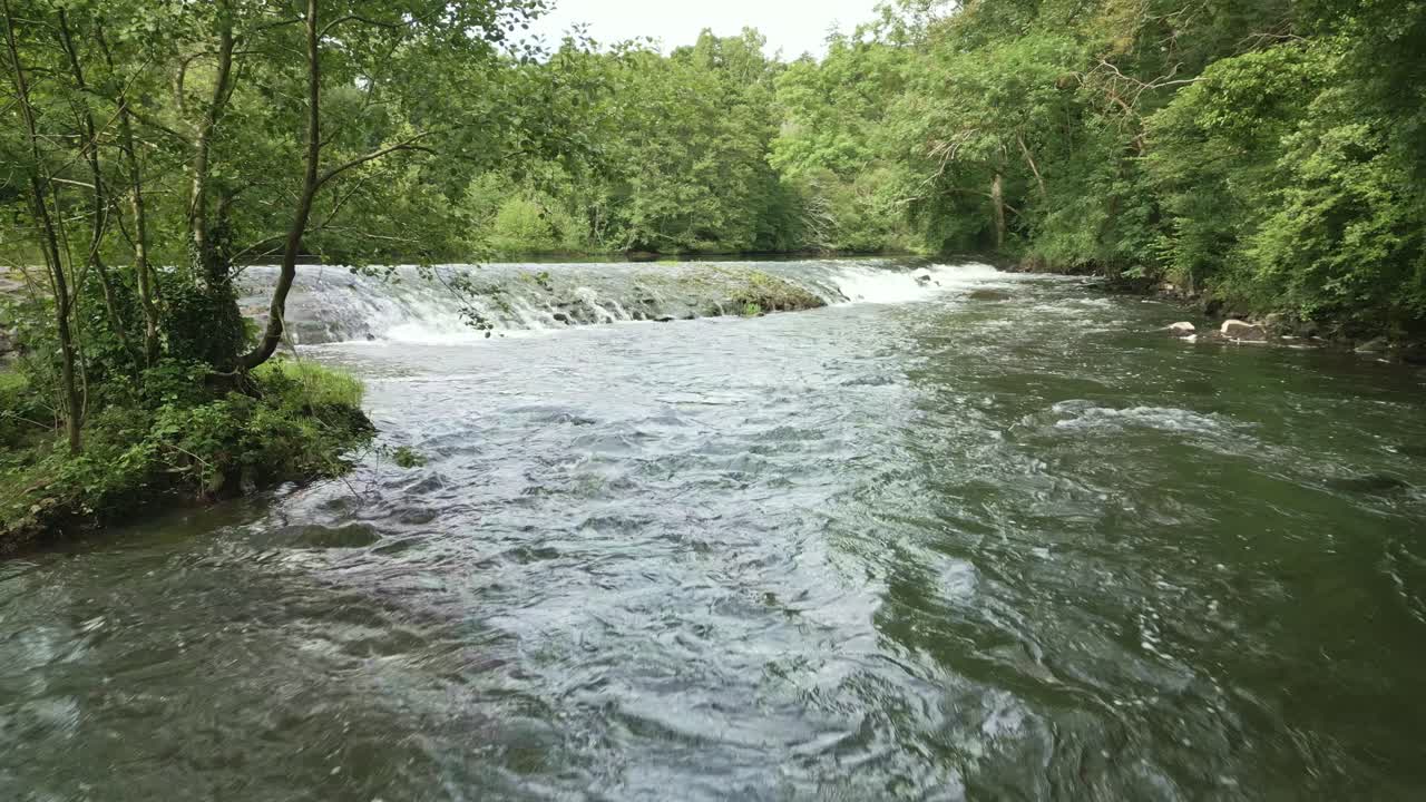 Drone che vola sopra il fiume Sarthe, il canyon di Toyères, Saint-Pierre-des-Nids, Francia