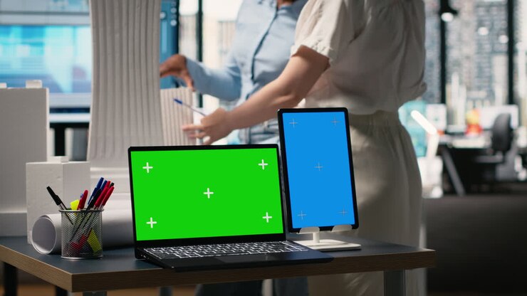 Architetti al lavoro con laptop e tablet