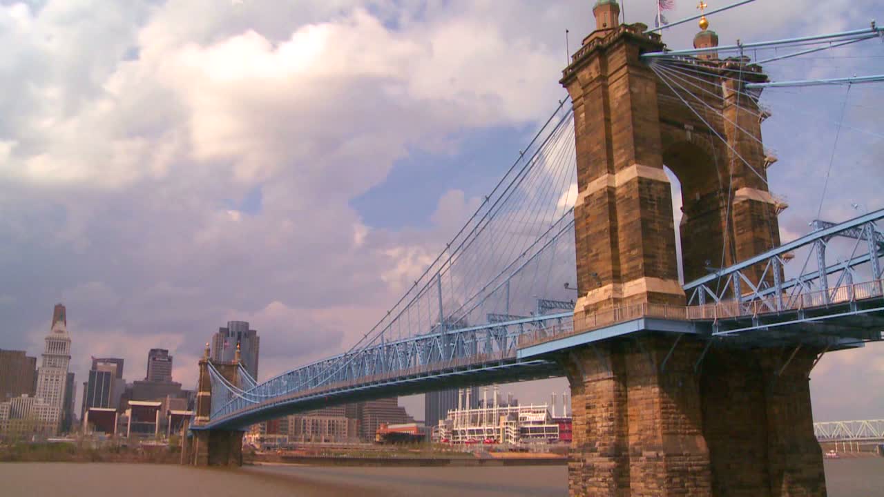 오하이오 강 위의 다리는 신시내티 오하이오 1로 이어집니다.