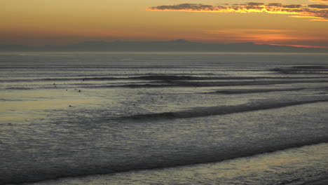 Zeitraffer-Nahaufnahme-Von-Surfern-Und-Wellen-Am-Ventura-Point-Bei-Sonnenuntergang-In-Ventura-Kalifornien-In