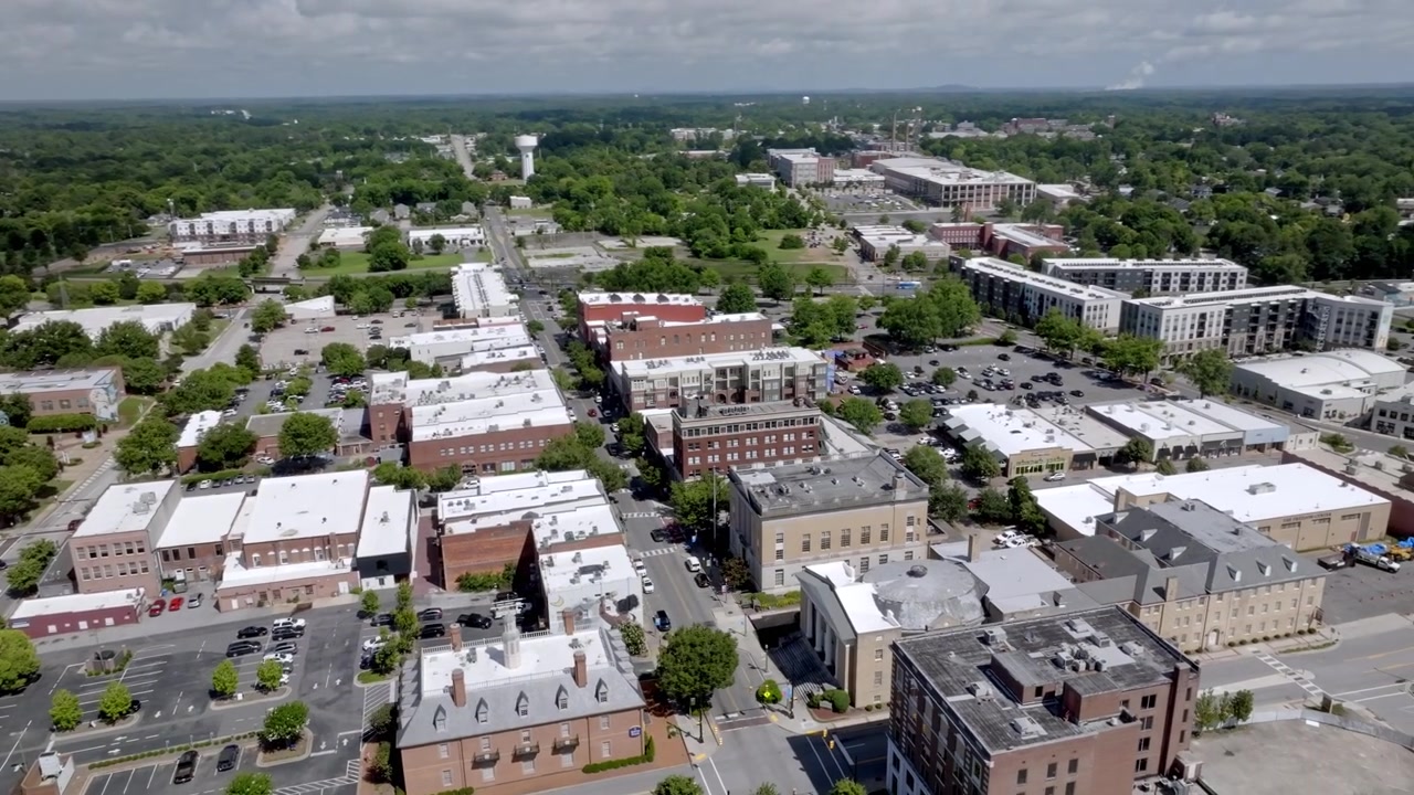 Centro di Rock Hill, Carolina del Sud, con video drone che si muove in cerchio.
