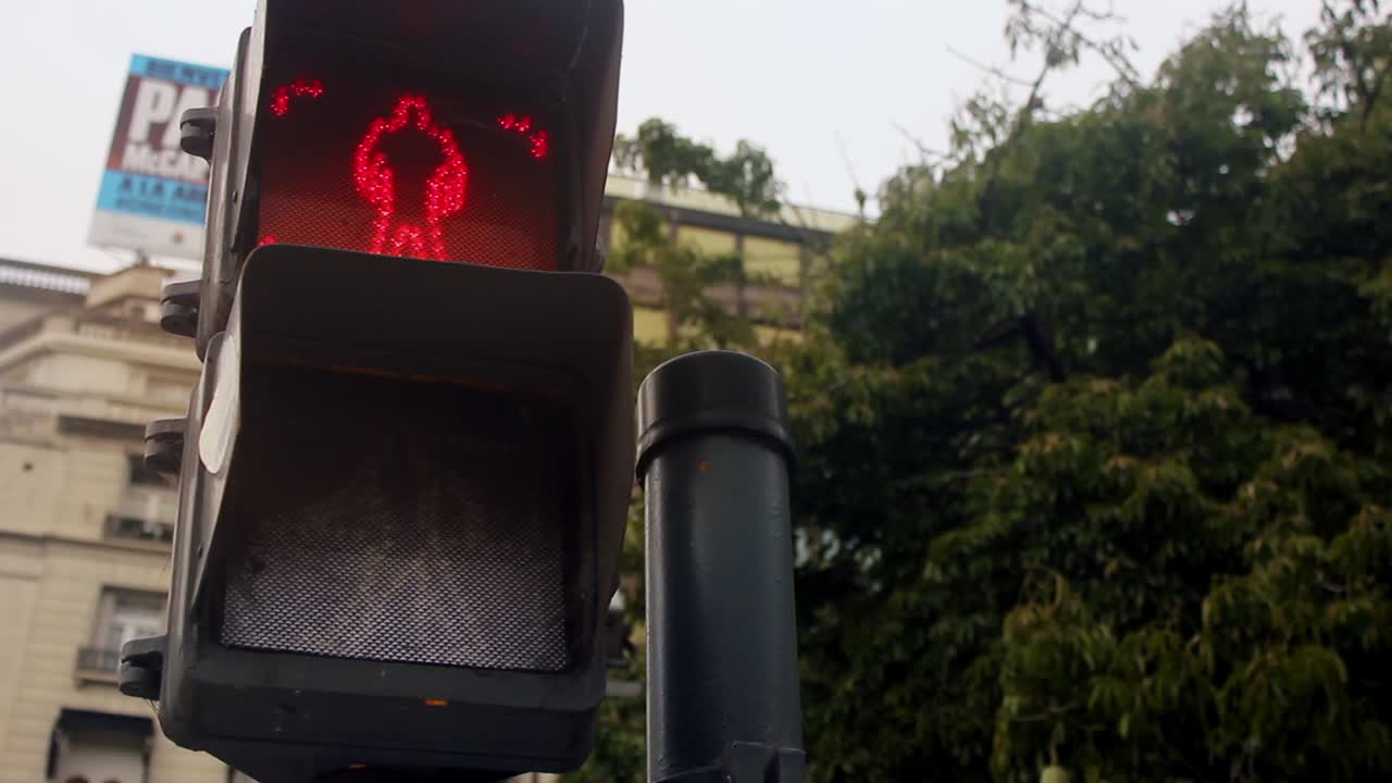 Semáforo Pedestre Vermelho com Contagem Regressiva na Cidade
