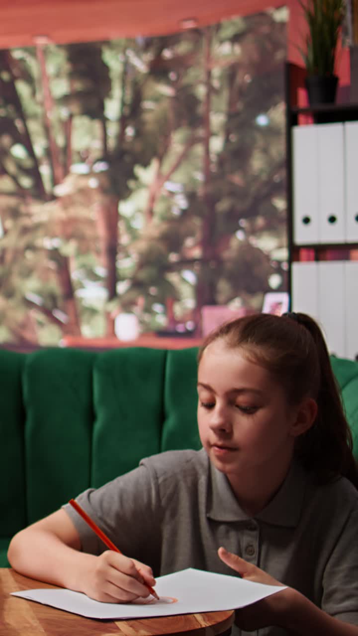 Giovane ragazza che disegna e colora su carta a casa