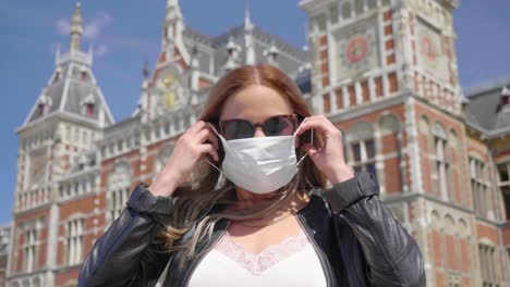 mujer usa máscara al aire libre en países bajos