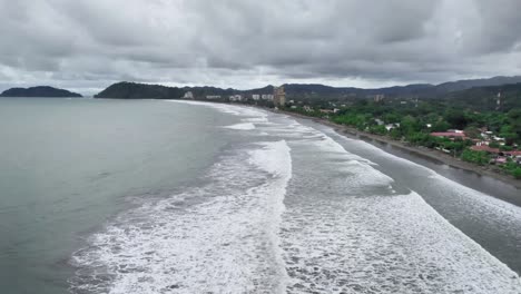 olas rompiendo en la orilla en la playa por la ciudad
