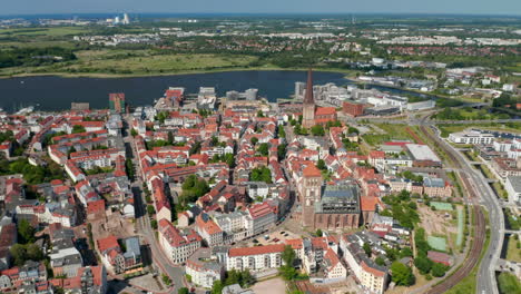 Vuela-Sobre-El-Centro-Histórico-De-La-Ciudad-Junto-A-La-Bahía-Del-Mar.-Vista-Panorámica-Aérea-De-Calles-Bordeadas-Por-Edificios-Con-Techos-De-Tejas-Rojas