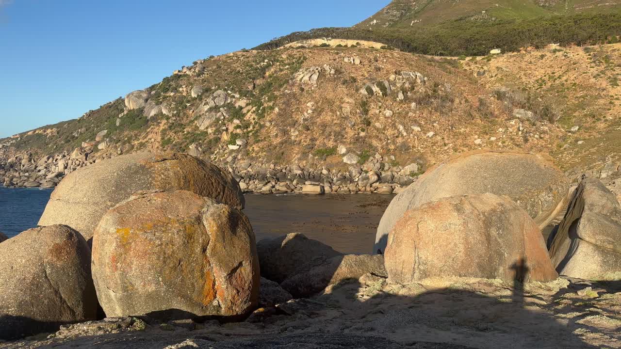 Vista di un'insenatura vicino alla spiaggia di Llandudno a Città del Capo, Sudafrica