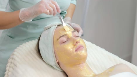 procedimientos profesionales de cuidado facial en la clínica de cosmetología moderna