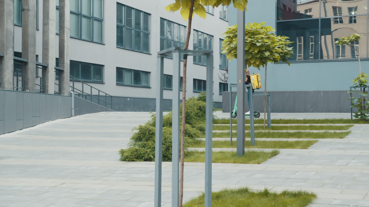 entrega de alimentos con scooter eléctrico en un entorno urbano