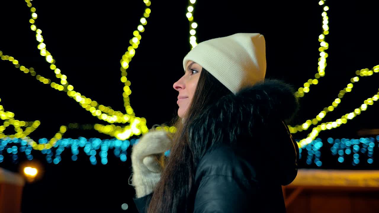 красивая девушка идет и улыбается в ночном городе. круговое движение камеры.