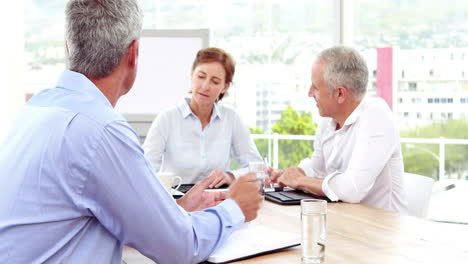 equipo de negocios ocasionales trabajando juntos