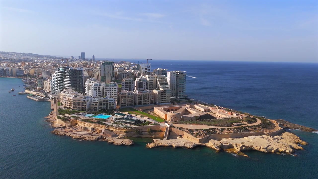 Scopri la straordinaria bellezza di Sliema, Malta, dall'alto! Questo filmato con drone cattura la vivace costa, le strade animate e il pittoresco porto che definiscono questa affascinante città.