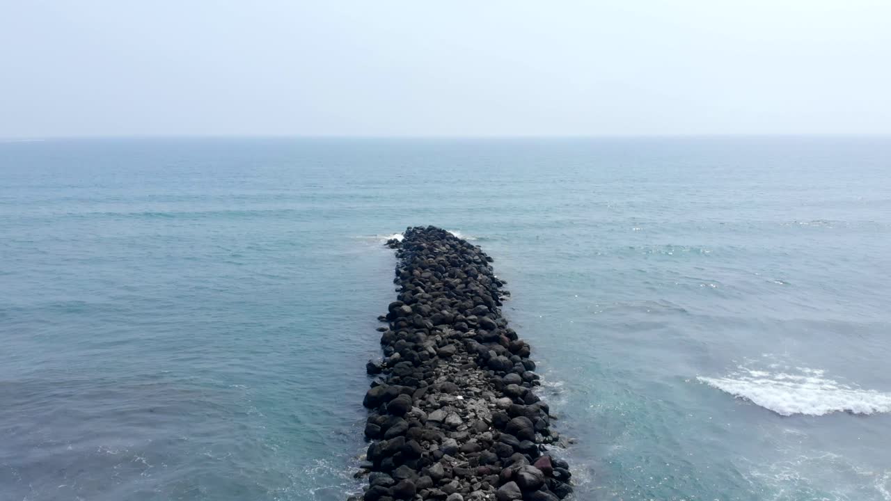 보카 델 리오 베라크루즈 무인 항공기가 바다 물마루 돌 경로로 촬영