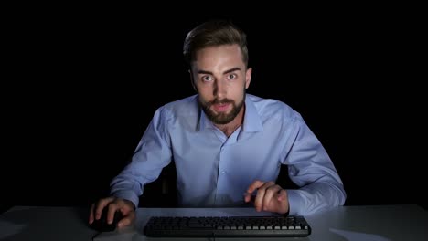 hombre escribiendo en la computadora