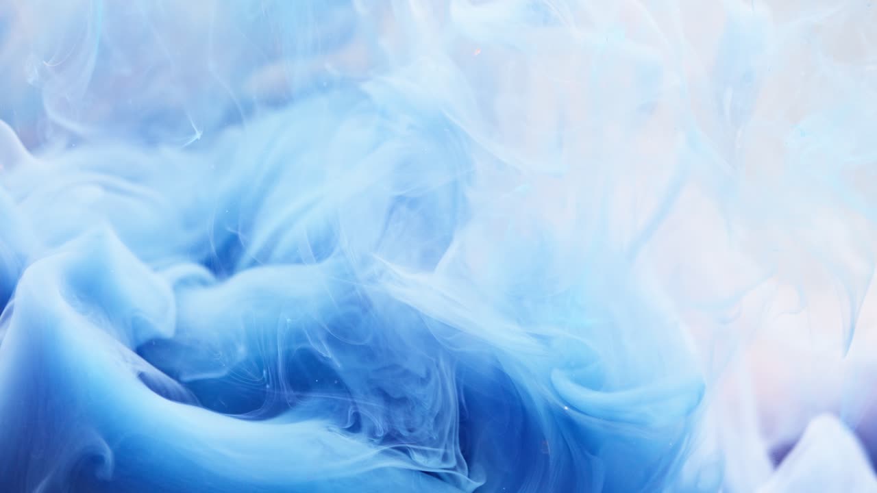 los remolinos de tinta azul abstracta