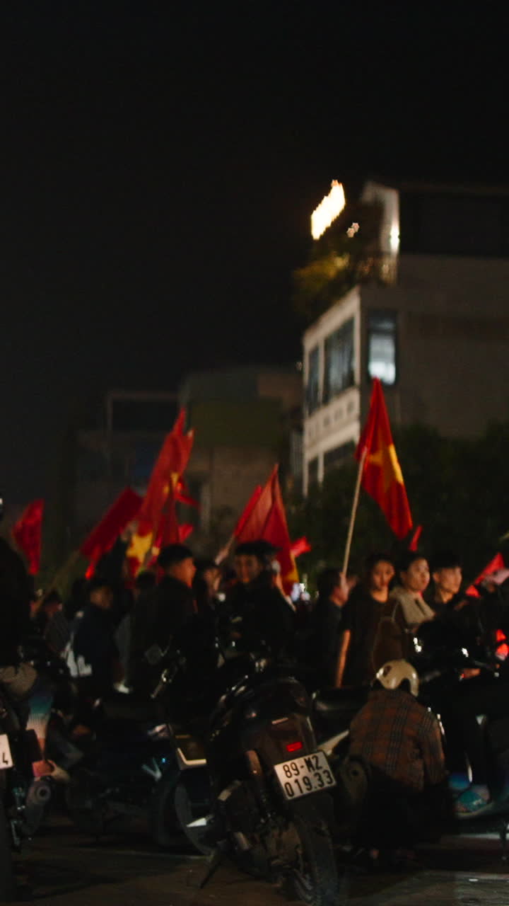 Festa con bandiere vietnamite di notte