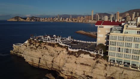 retirar la revelación aérea de benidorm, españa y los acantilados costeros