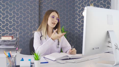una doctora tiene una videochat en línea con su paciente.
