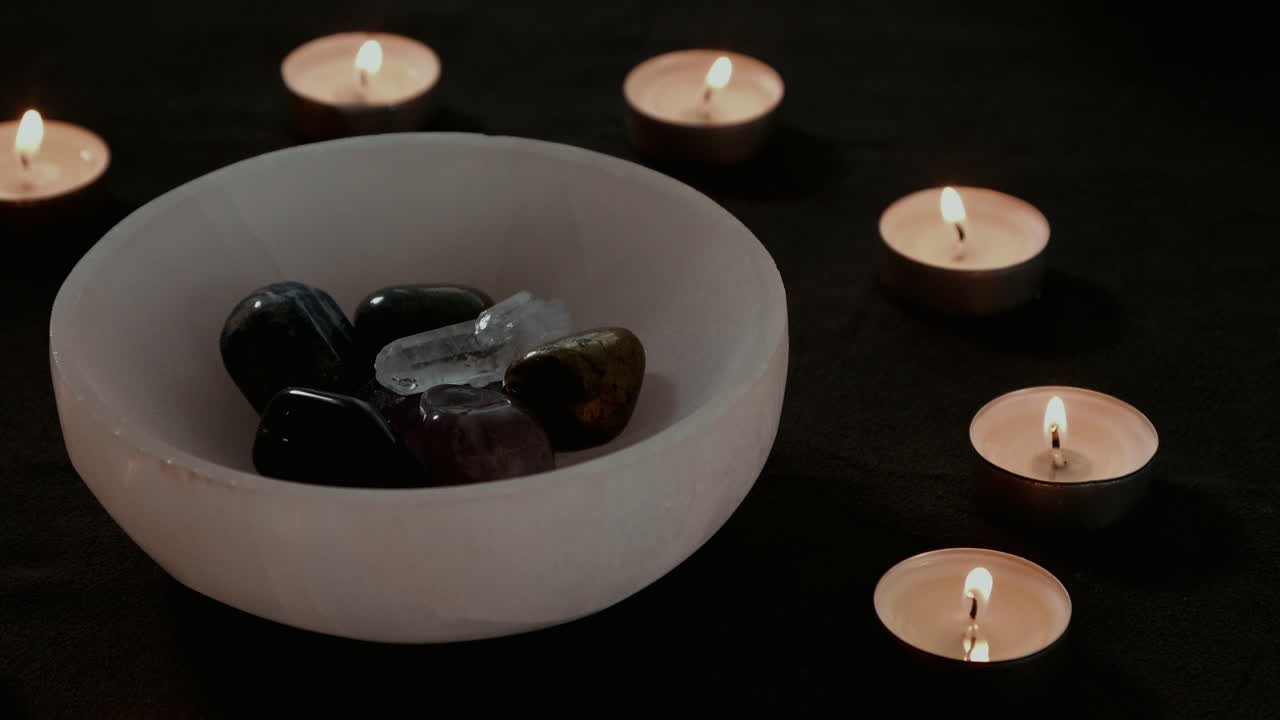 Candele che bruciano durante un rituale di magia delle candele