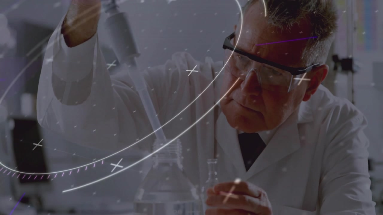 Wissenschaftler im Labor nimmt eine Mikropipette, während eine HUD-Anzeige erscheint, Flüssigkeit aufnimmt und Tropfen in ein Fläschchen abgibt.