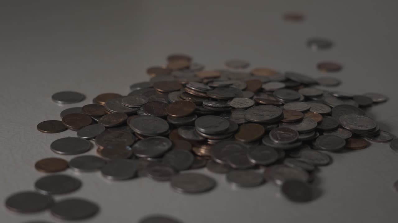 quarters, dimes, nickels y peniques en una pila para clasificar