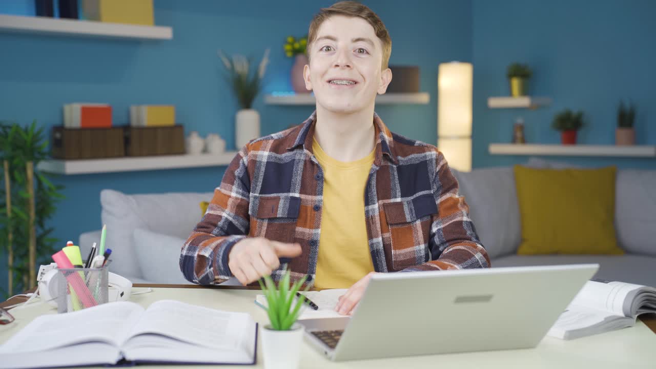 el estudiante, contento con las noticias, aprueba.