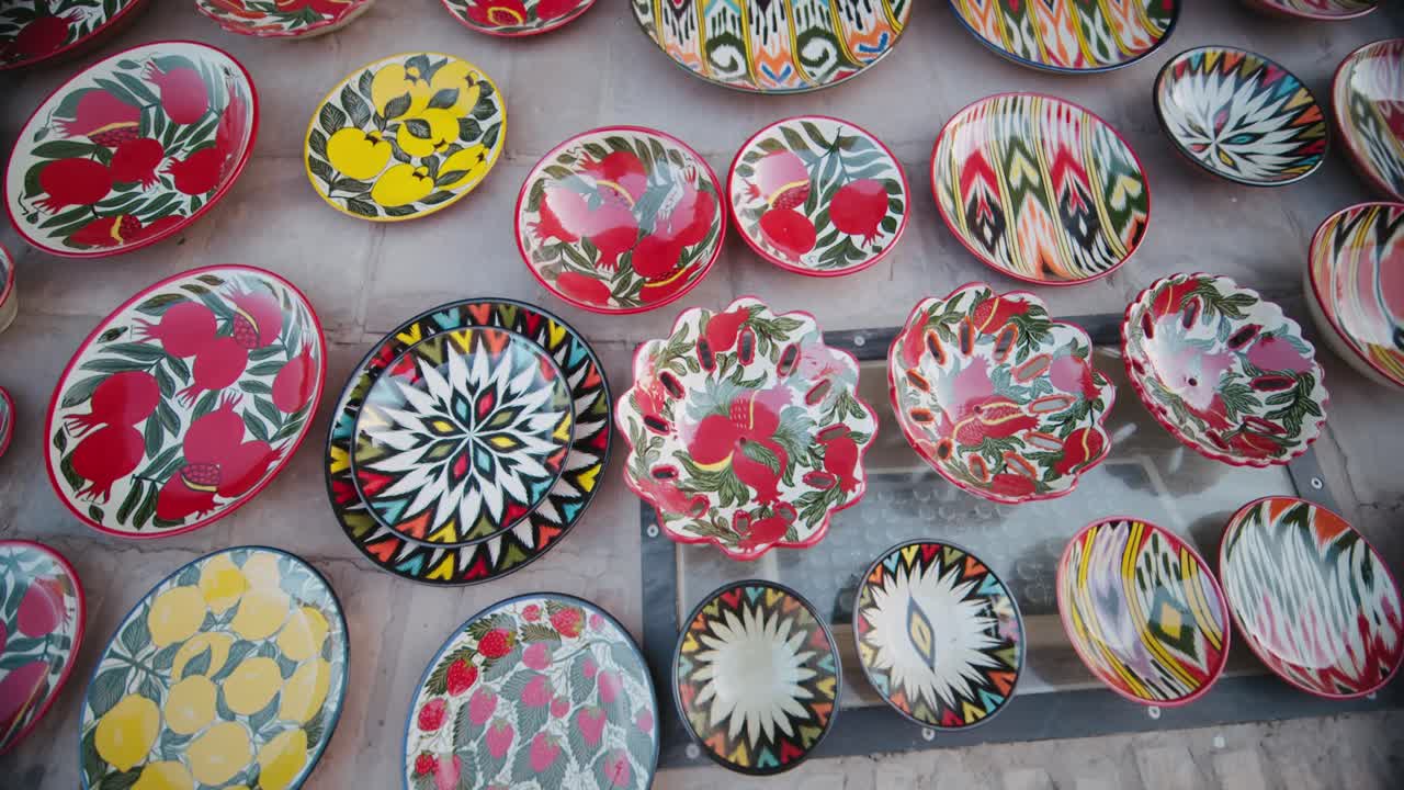 Bright clay plates in Khiva Uzbekistan Fortress Ichan Kala. Street vendors in Khiva 6