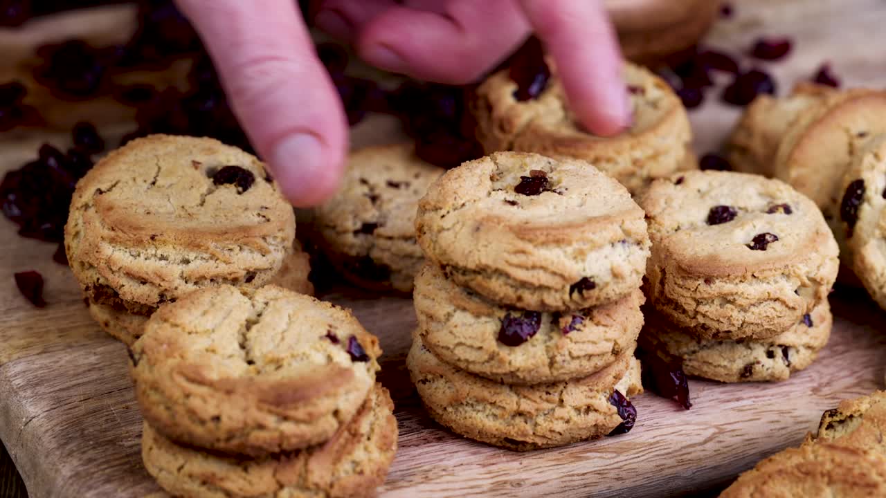 건조한 크랜베리와 함께 오트밀 쿠키를 보드에 넣기 위해