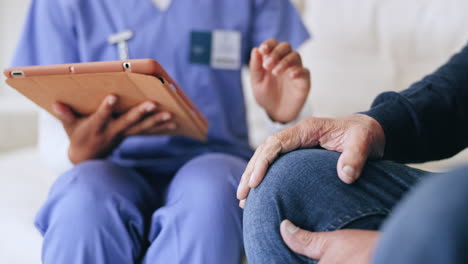 médico, manos y paciente con comprimido en ancianos