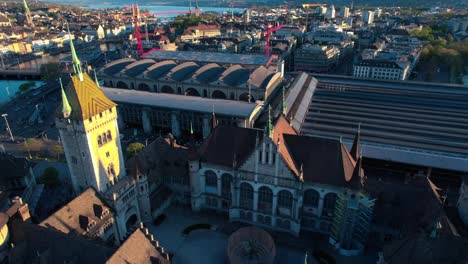 Vista-Aérea-De-Drones-Del-Museo-Nacional-Suizo,-Volando-Sobre-El-Paisaje-Urbano-De-Zurich,-Día