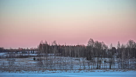 amanecer sobre un paisaje cubierto de nieve helada