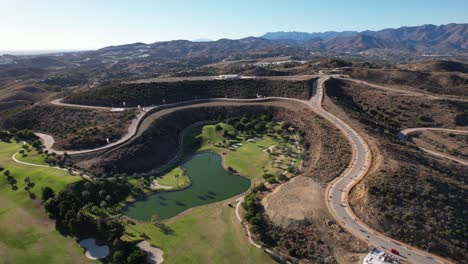 Malerische-Luftaufnahme-Eines-Typischen-Dorfes-In-Spanien,-Costa-Del-Sol,-Mijas-Pueblo