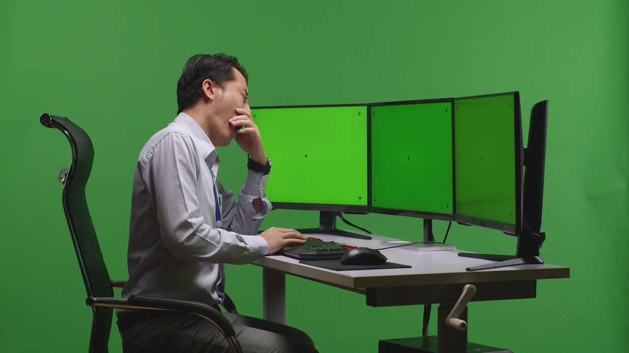 컴퓨터에 앉아 있는 피곤한 남자