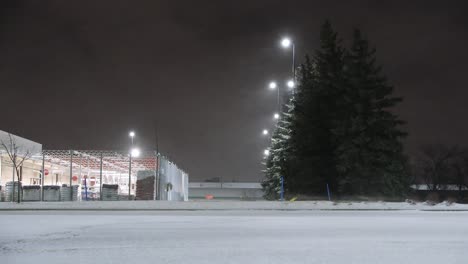 Starke-Schneeböen-Wehen-Auf-Kanadischen-Industriestraßen