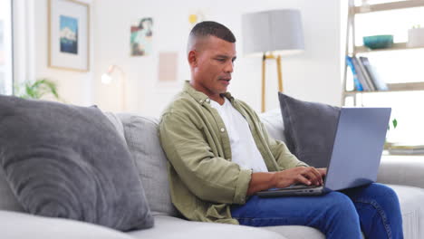 hombre, computadora portátil y escribir en el sofá para el trabajo