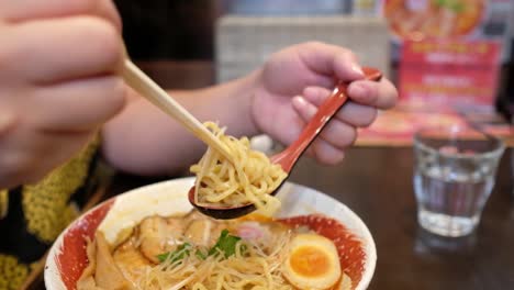 Ramen-Mit-Stäbchen-Und-Löffel-Aus-Nächster-Nähe-Essen