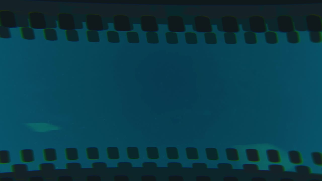 los bordes de la película de superposición de 35 mm son de color turquesa.