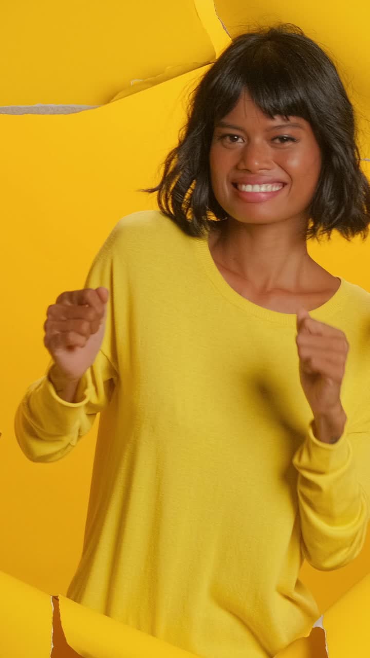 celebración vibrante de la cultura y la alegría a través del movimiento y la expresión