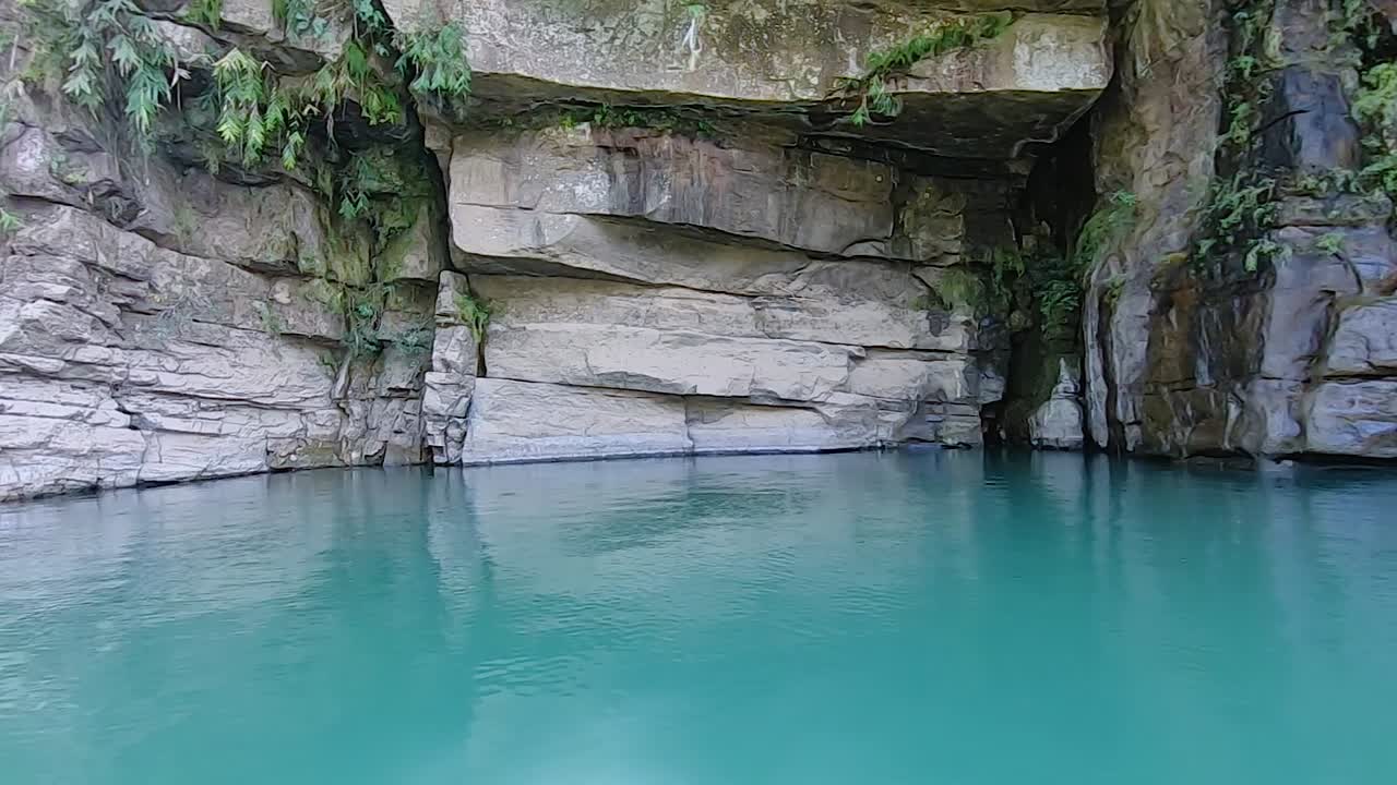언톤 강 다우키 메갈라야 북동부 에서 촬영 된 평평 한 각도 비디오 에서 낮 에 산 쪽 강 전망