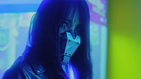 una mujer cyberpunk con luz de neón.