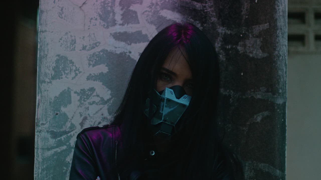 una mujer cyberpunk con luz de neón.